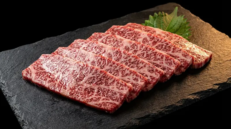 極上カルビ — 美しいサシが入った黒毛和牛カルビ